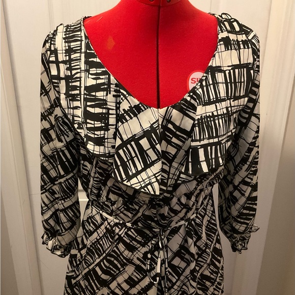 Black and cream ruffled mini dress - Picture 2 of 7